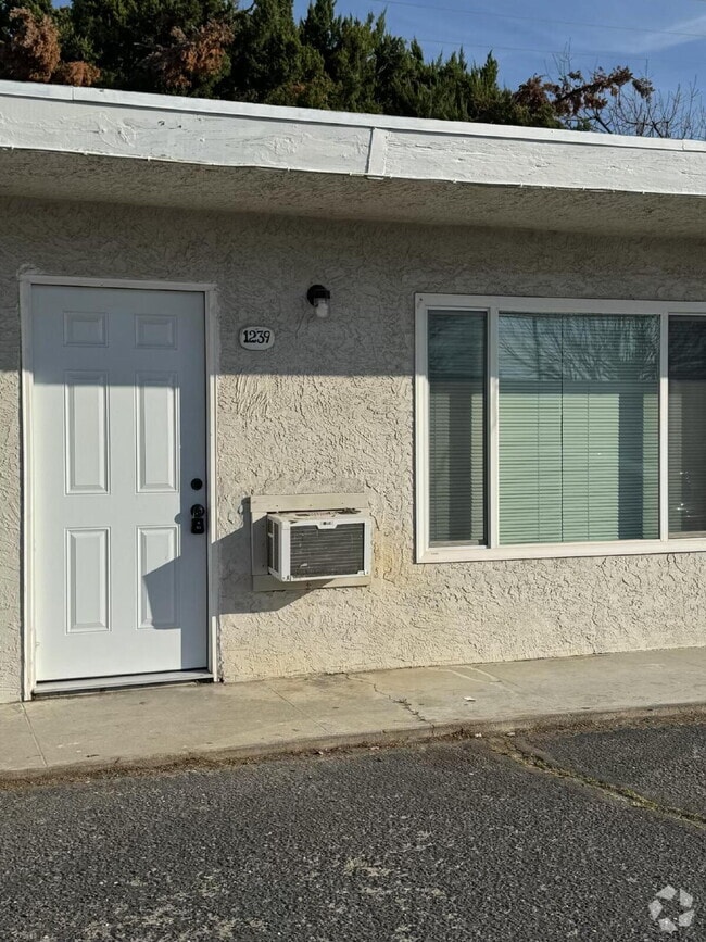 Building Photo - 1239 E Bellevue Rd