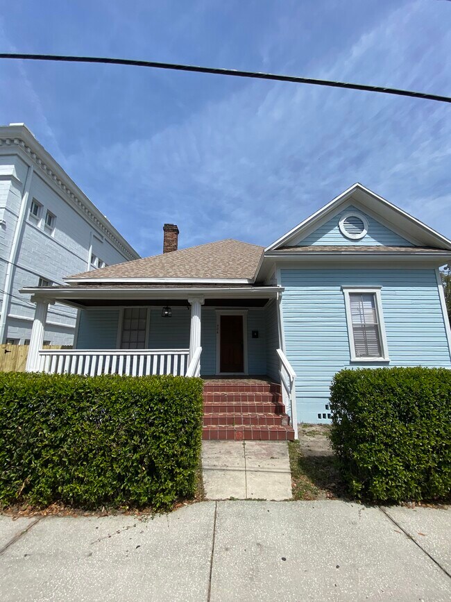 Building Photo - 906 E 11th Ave