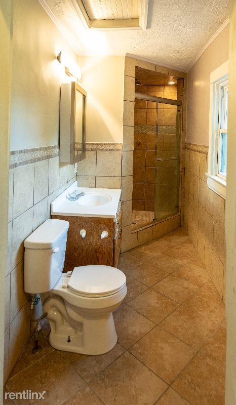 Foto del edificio - 2 br, 1 bath Apartment - 3401 Burt street #2