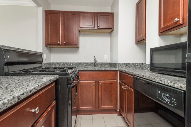 Foto del edificio - Pet Friendly Hi-Rise!  Gas Heat & HW Inc w...