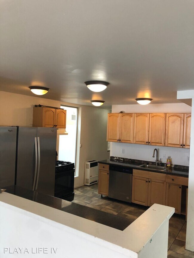 Building Photo - 3 br, 4 bath Room For Rent - 6567 Del Playa