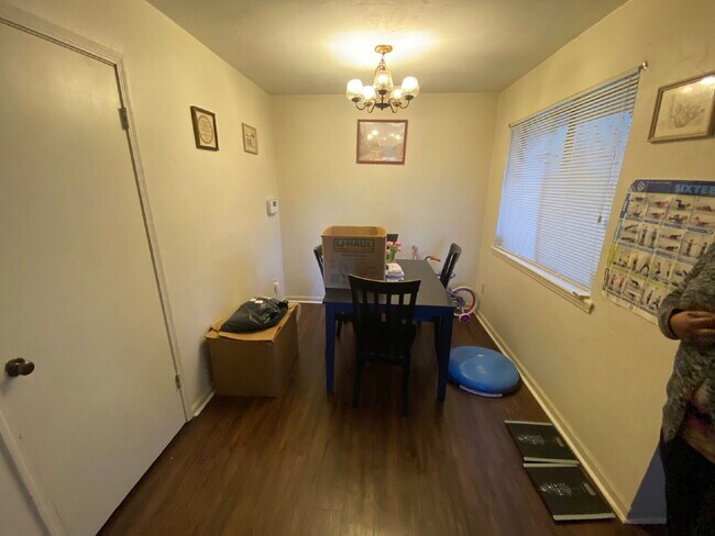 Building Photo - Spacious 2 Bedroom/1 Bath