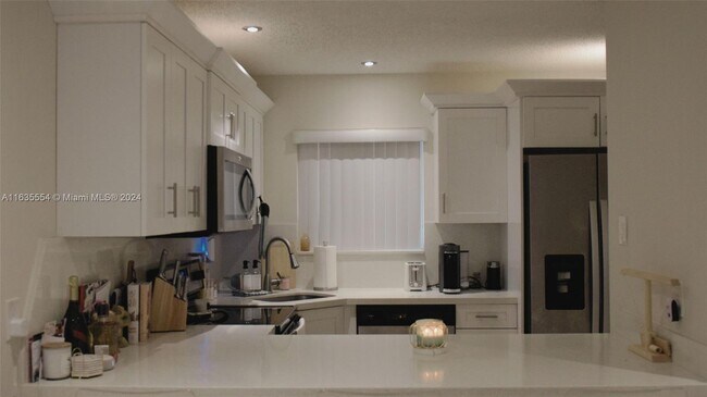 Building Photo - 6255 SW Kendale Lakes Cir