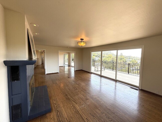Foto del edificio - 4BD/3.5BA HOME - GREENBRAE HILLS - STUNNIN...