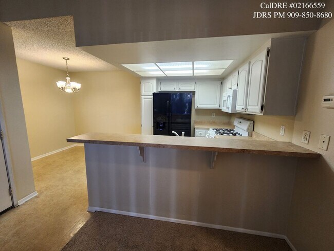 Foto del edificio - Price Lowered! Ontario 2 Bedroom Condo