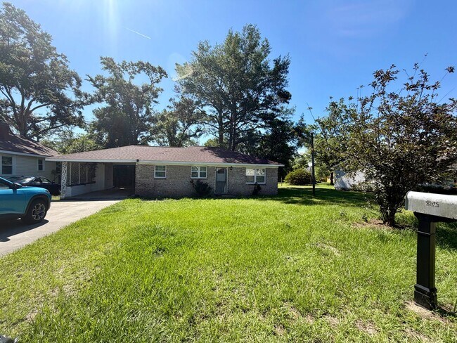 Building Photo - 3 Bed/1 Bath Home