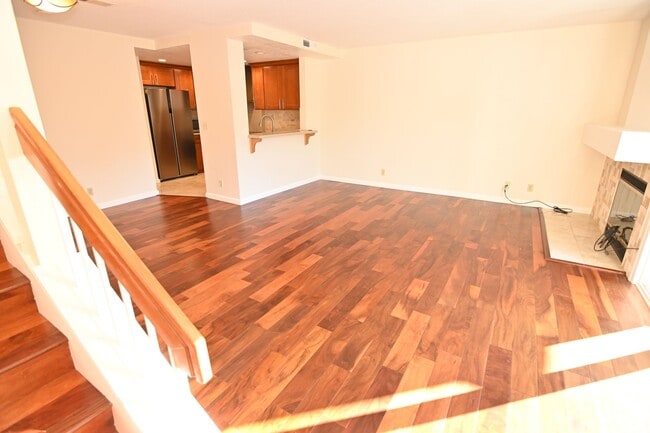 Building Photo - Nicely upated 2 Story Townhouse at Mansion Park with 2 Master Suites.