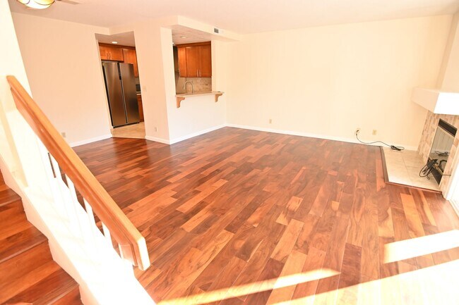 Foto del edificio - Nicely upated 2 Story Townhouse at Mansion Park with 2 Master Suites.