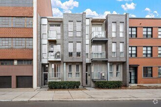 Building Photo - 7090 Rue Saint-Urbain