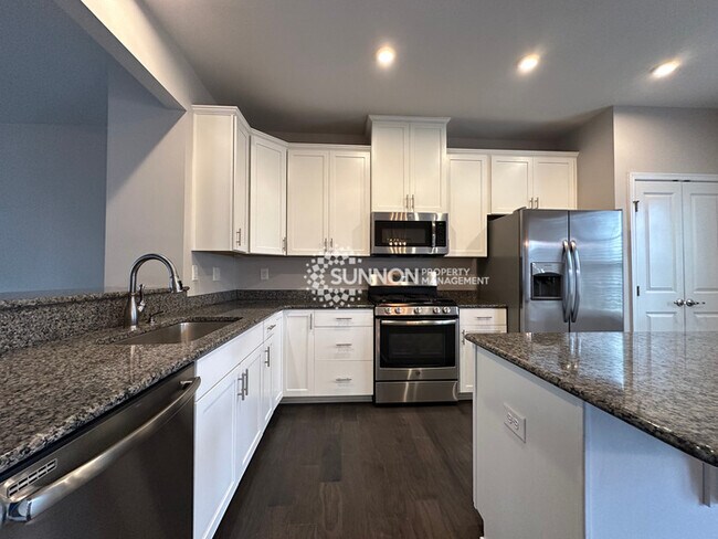 Foto del edificio - Beautiful 3 Bed Townhome in Eagle Lake Sub...