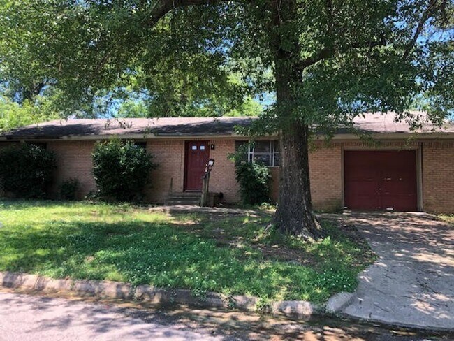 Foto del edificio - Single-Family Home: 4 bed, 2 bath