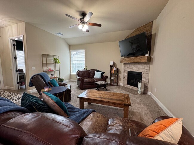 Building Photo - Beautiful 3 Bedroom Home with Study in Westmoore Area of OKC