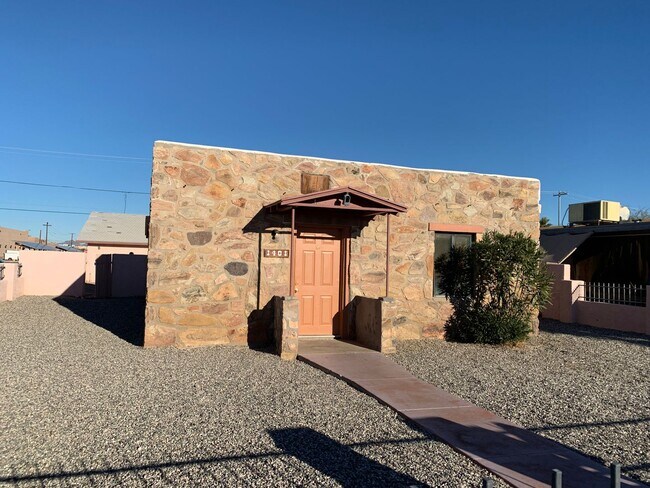 Building Photo - FULL TIME RENTAL 2 Bedroom, 1 Bath in Park...