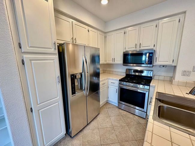 Building Photo - Within 3 miles of several major shopping c...