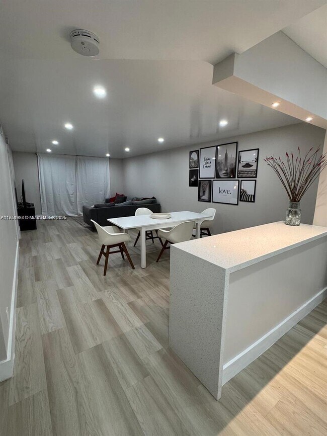 Foto del edificio - 9200 N Hollybrook Lake Dr