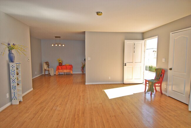 Building Photo - 614 Venice Way