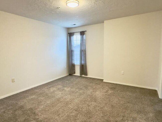 Foto del edificio - 1069 W Pine Ave