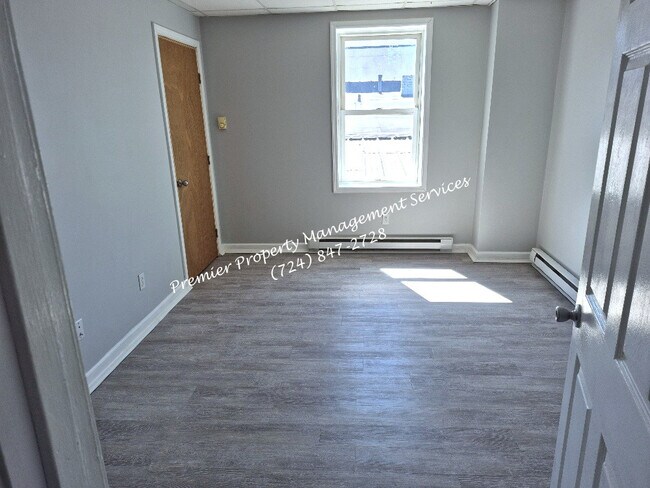 Building Photo - 542 Midland Ave