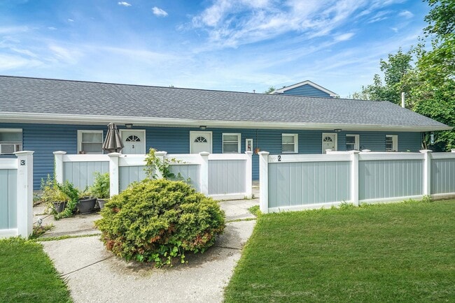 Building Photo - 16 Bellport St