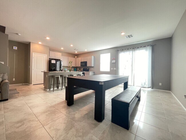 Foto del edificio - (Fully Furnished) 4 Bedroom + Loft,  3 Full Bath, Gated Community in SouthWest.