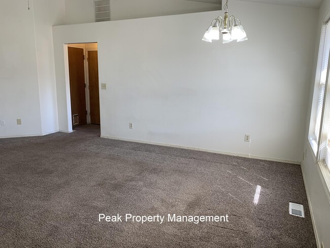 Building Photo - 2611 Sunflower Dr