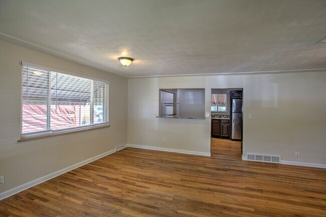 Foto del edificio - Splendid 3 bedroom/ 1 3/4 bath Ranch in Ha...