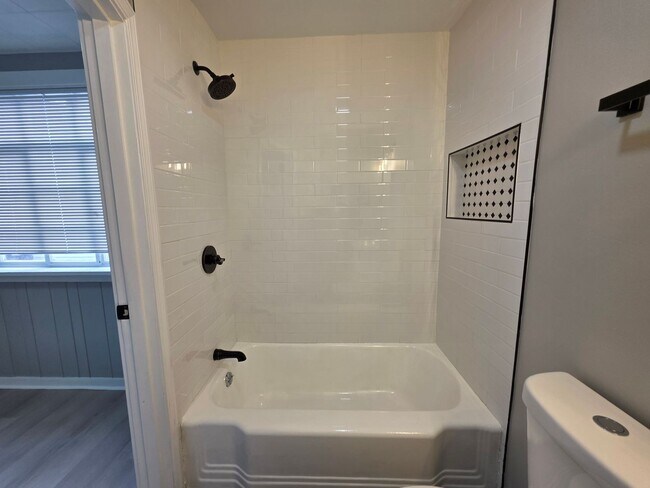 Building Photo - Newly Updated 3 bedroom 1 bathroom Apartment for Rent!