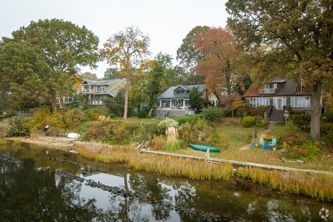 Large craftsman-style homes can be seen along the Severn River.