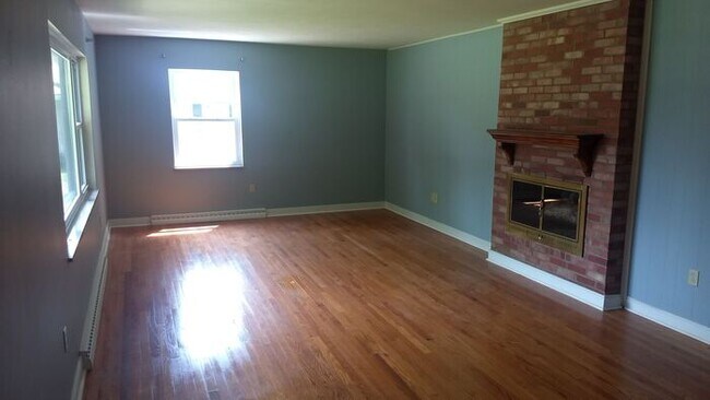 Building Photo - Beautiful 3 bed 2 bath house with garage.