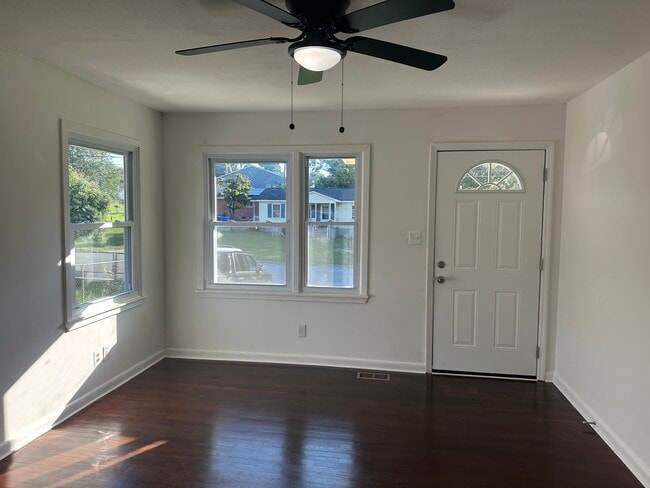Building Photo - 914 Fleetwood Dr