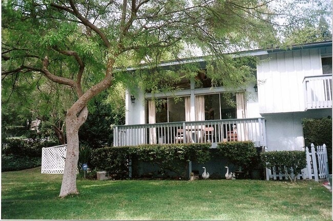 Building Photo - 3053 Lakeview Cir
