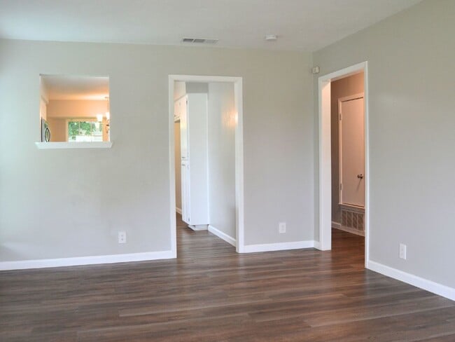 Building Photo - 12400 Tree Line Dr