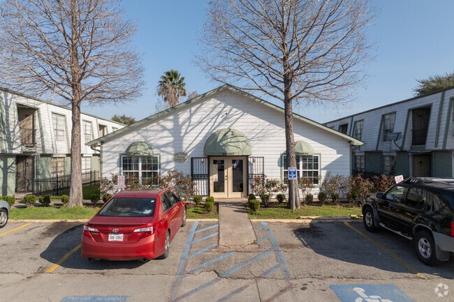 Oficina de arrendamiento - Victoria Village Apartments