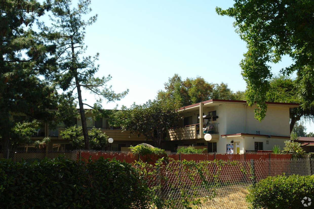 Building Photo - The fontana apartments