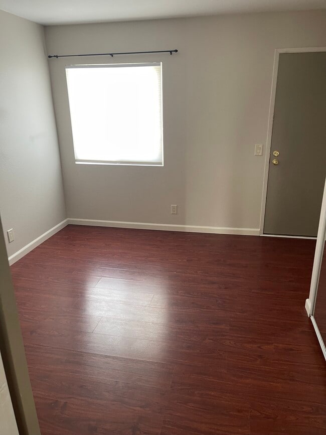 secondary bedroom - 201 S Ventura Rd