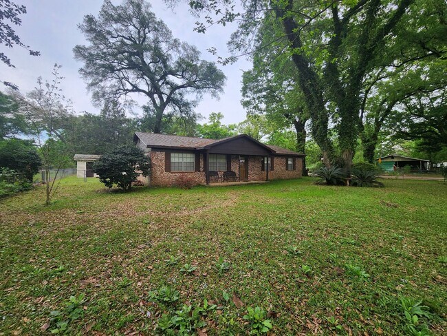 Building Photo - This stunning 3/2, Brick Home, Corner Lot ...