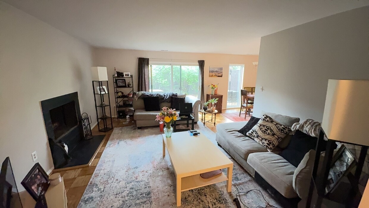 Foto del edificio - Relaxing 4 Bed 2 Bath End Unit Townhome In...