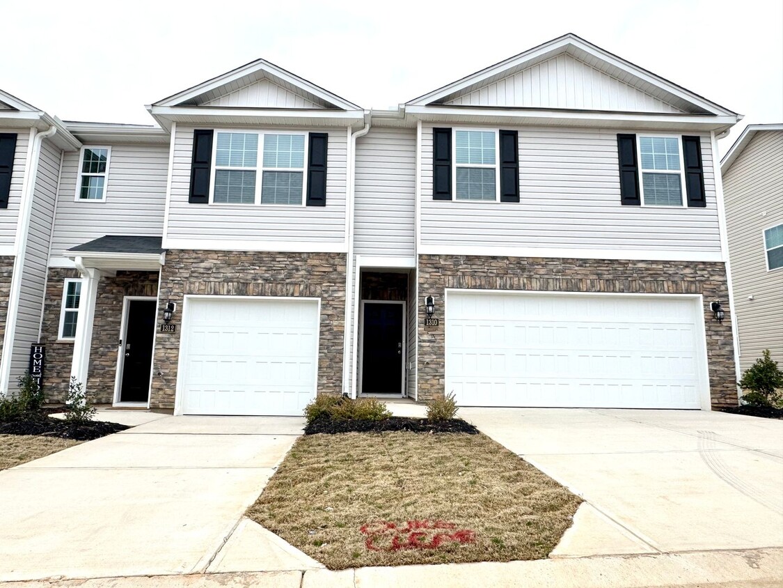 Foto principal - Brand New 4BR 2.5BA Townhome