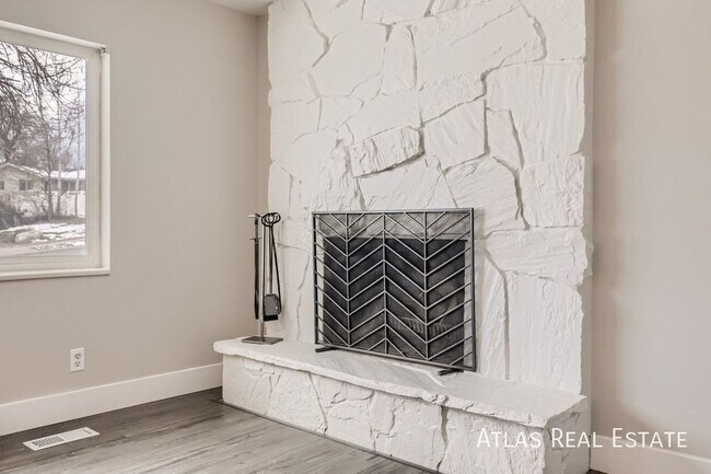 Building Photo - 1008 E 400 S