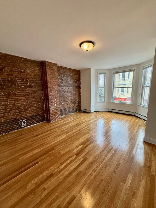 Building Photo - 342 Meridian St