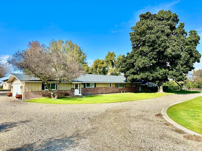 Foto del edificio - Gorgeous 4/3 Country Estate with 2000sf Barn