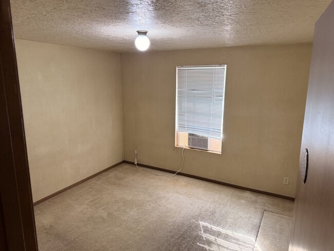 Building Photo - 600 N 2450 E