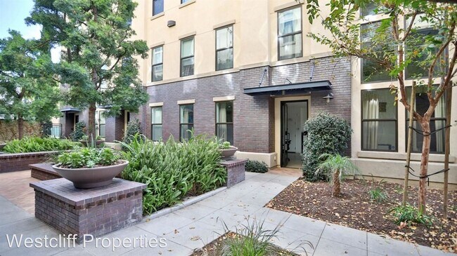 Building Photo - 221 N Sycamore St