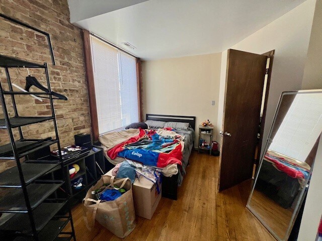 2845-3 Dormitorio 1 - 2850 N. Clark Street Apartments