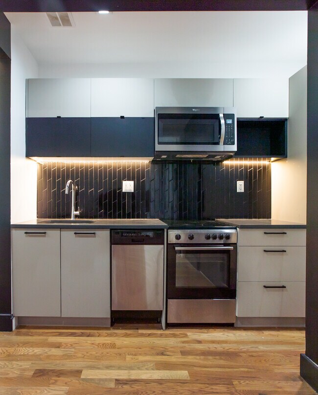 Building Photo - 562 Park Pl