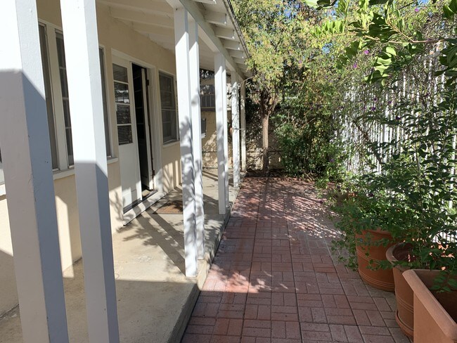 Foto del edificio - 617 N Doheny Dr