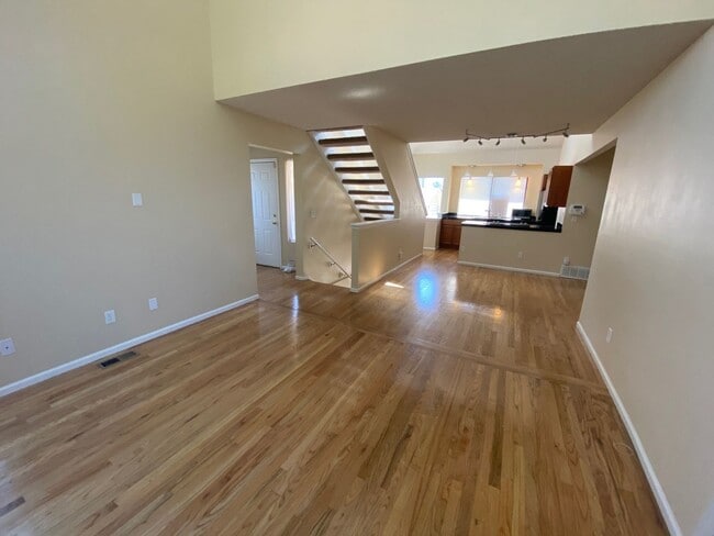 Building Photo - Beautiful 3 Bedroom 2 Bath Townhome Close to the Mountains!!