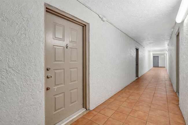 Foto del edificio - 711 N Pine Island Rd