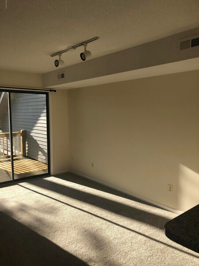Building Photo - 2029 Eastwood Rd