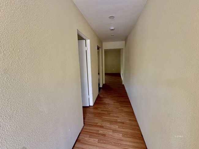 Building Photo - 1 bedroom Upper Floor apartment
